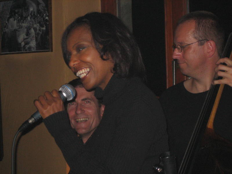 Jazz in Erlangen. Willetta Carson sings Summertime at Leon Garcia's. Piano, bass and drums assist.