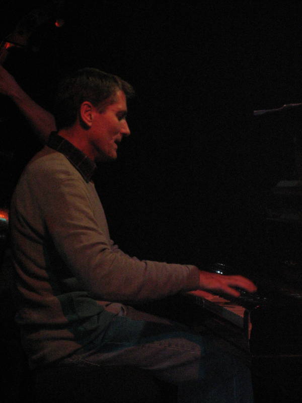 Jazz Pianist Johannes Reis aus Erlangen, Bayern. Wendiger, verspielter, humorvoller Stil, der das Publikum kitzelt und aufstachelt.