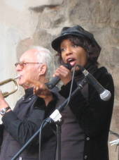 Altstadtfest Nürnberg 2007. Jazz Sängerin Willetta Carson singt Dixie und Klassik-Jazz open air bei der Katharinenruine.