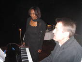 Willetta Carson im Duo Jazz Ensemble bei einer Privatfeier in Heidelberg, Deutschland. Das Bild zeigt Willetta neben dem Pianisten am Keyboard.