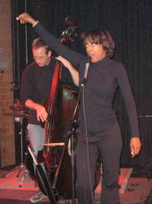 Fever – Willetta Carson und Kontrabass grooven auf der Bühne während eines Live Jazz Konzerts in Erlangen, Deutschland.