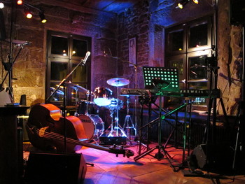 Stage design and illumination of a Dinner Show by Willetta Carson, jazz vocalist and entertainer, who can be booked and hired to entertain guests and audiences with music shows, concerts and dinner entertainment in various forms of jazz, soulful groove, blues and swing in and around Germany