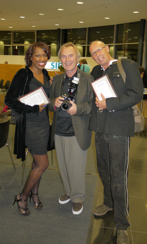 Snapshot of the release celebration of the We Are Erlangen book; Willetta Carson, Bernd Böhner and Andreas Büeler
