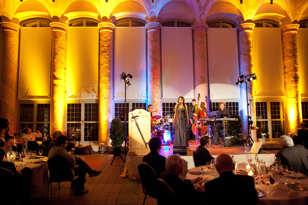 Jazz im Schloss Seehof nahe Bamberg, Deutschland, einige hundert Gäste einer internationalen Konferenz besuchten das Abendprogramm mit exquisitem Catering und feinster Musikdarbietung mit Willetta Carson & Quartett, die ein rundum-sorglos Paket mit Sound, Licht und Show in der 300 m² Orangerie-Halle lieferte, 22.09.2010.