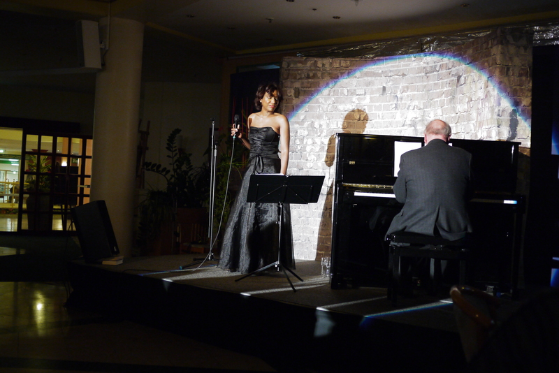 Jazz Duo Willetta Carson und Thomas Fink auf dem Konzerflügel in einem ZONTA Benefizkonzert in der Fachklinik Herzogenaurach, Erlangen, Deutschland; mit dem Erlös des Abends unterstützte der Erlanger ZONTA Klub ein Hilfsprojekt in Namibia